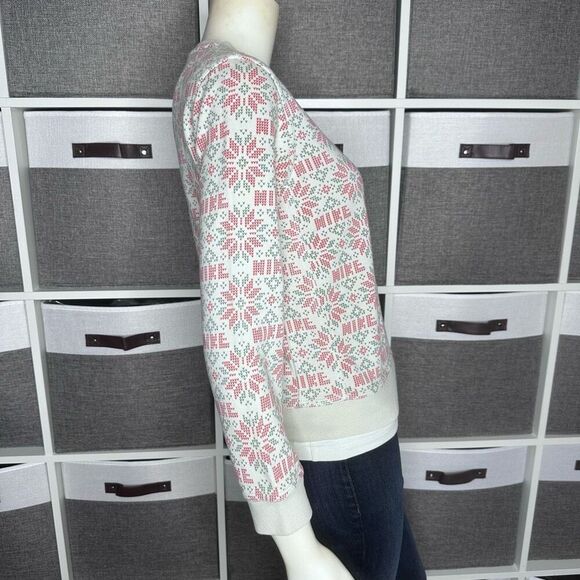 Nike Festive Sweatshirt Quilt Pattern Youth Size Medium - Picture 9 of 12